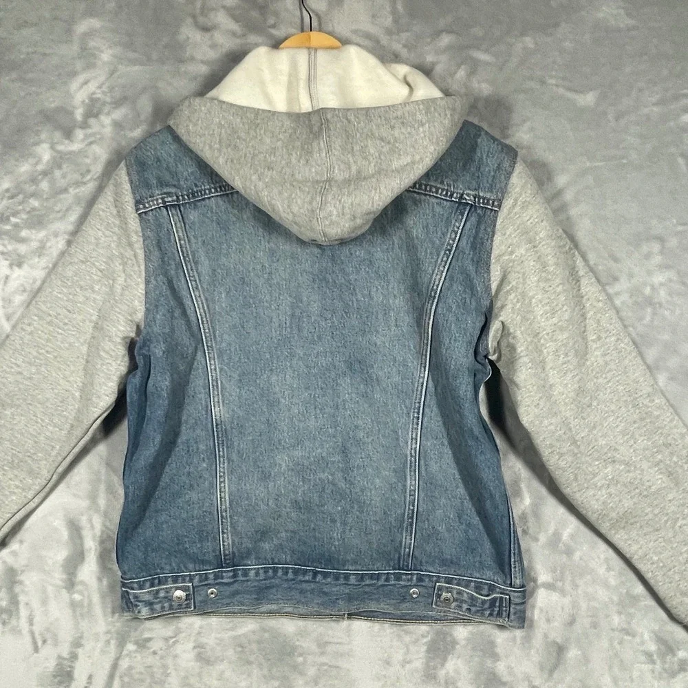 Levis Mens Relaxed Hybrid Trucker Jacket Blue Denim Gray Fleece Hood M NEW